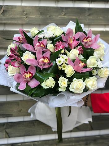 Букет цветов из: Розы и Хризантемы в Тайге