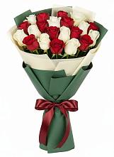 Букет Микс из красных и белых роз в Тайге