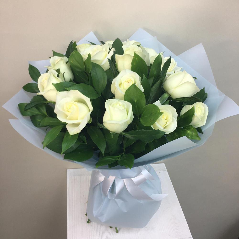 Букет 15 Белых роз Проуд в Тайге