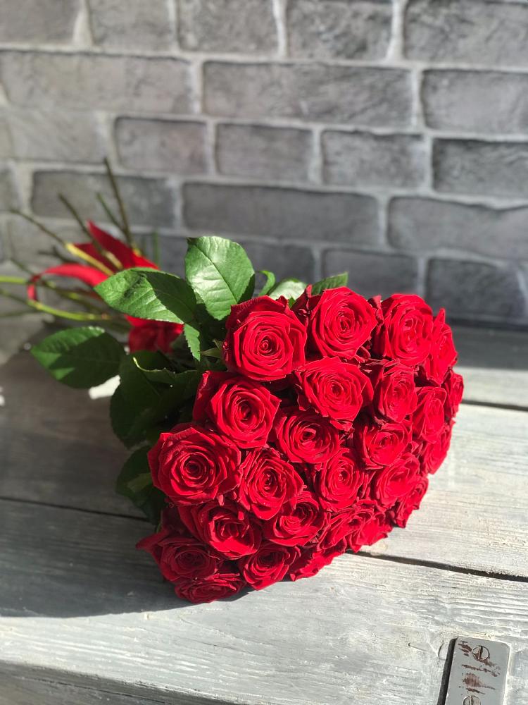 Букет Красные розы Фридом в Тайге