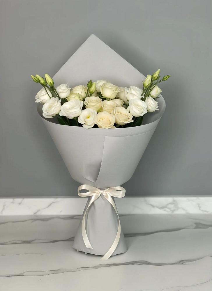 Букет цветов из: Розы и Лизиантусы в Тайге