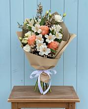 Букет цветов из:  Альстромерии, Лизиантусы, Розы и Хризантемы в Тайге