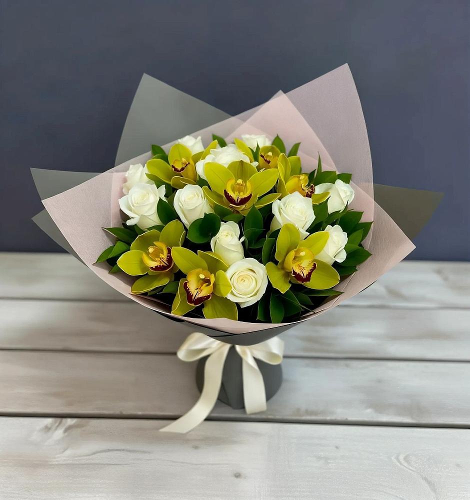 Букет цветов из: Орхидеи и Розы в Тайге