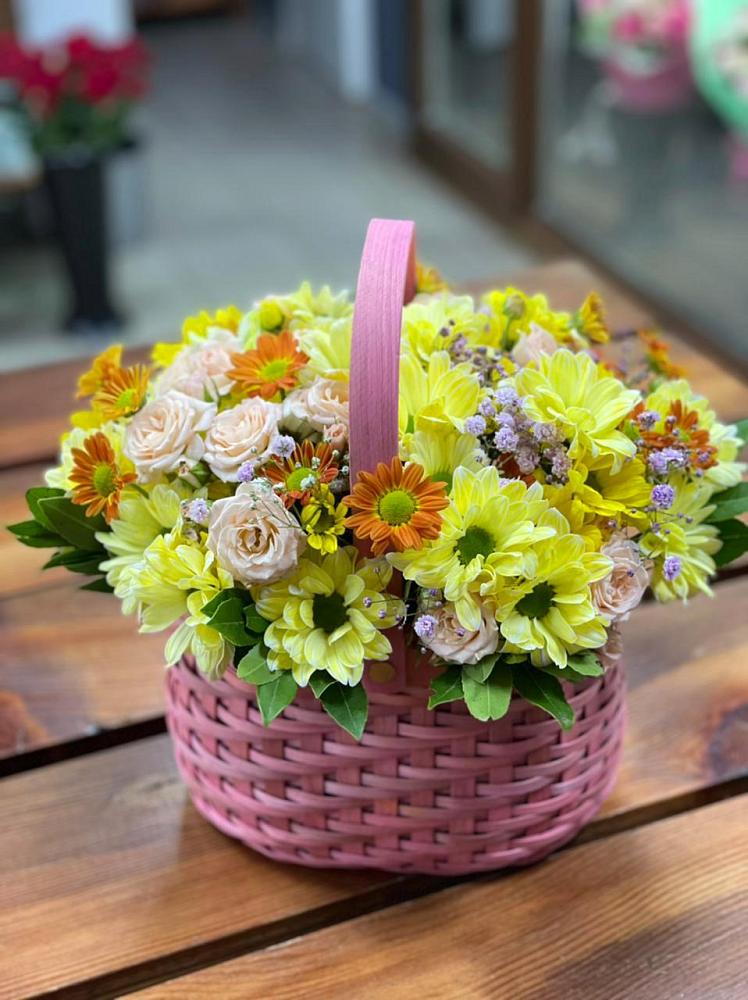 Цветочная композиция из Хризантемы и Розы в корзине в Тайге
