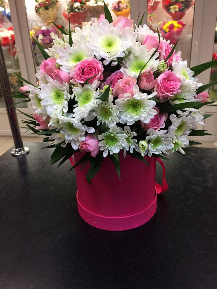 Цветочная композиция из Розы и Хризантемы в шляпной коробке в Тайге