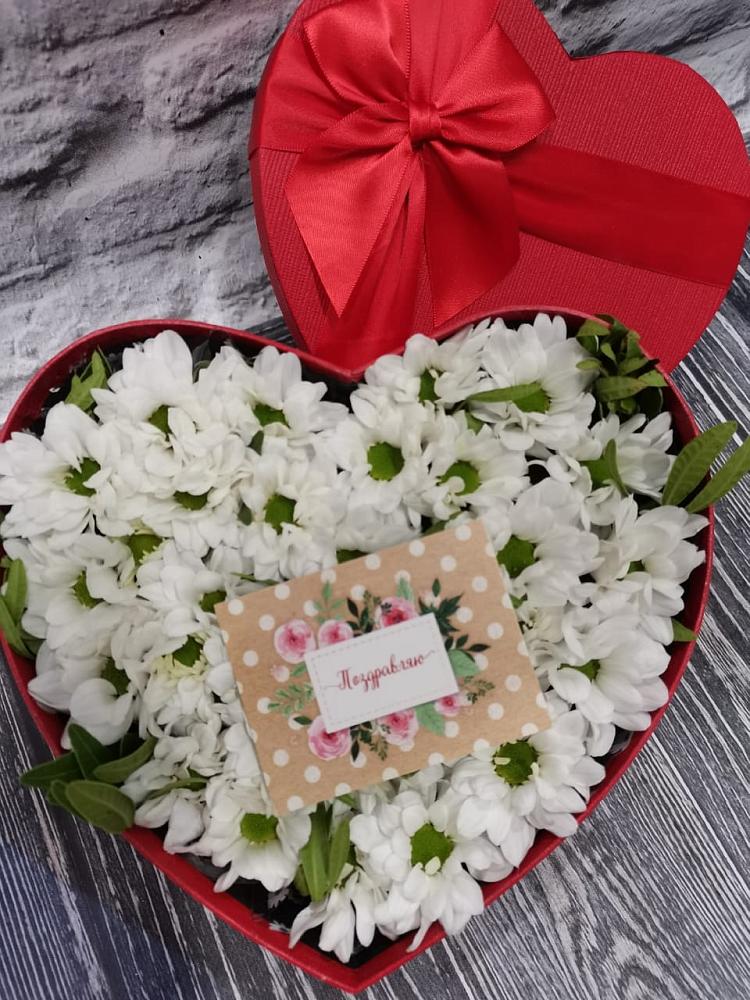 Цветочная композиция из Хризантемы в виде сердца в Тайге