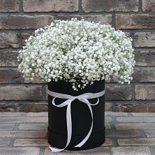 Цветочная композиция из Гипсофила в шляпной коробке в Тайге