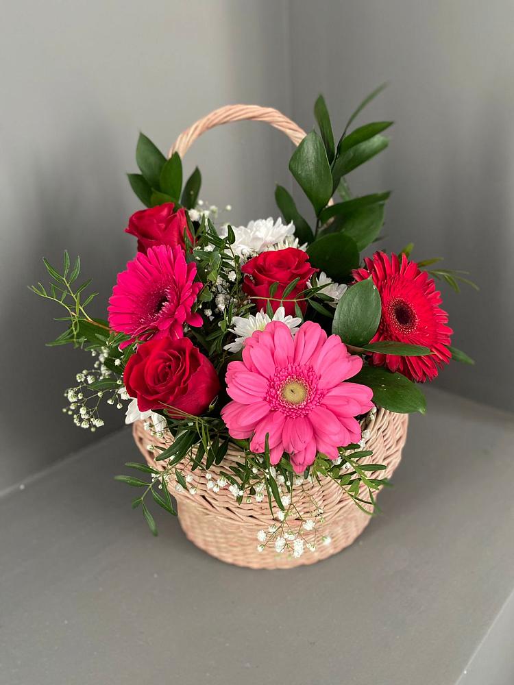 Цветочная композиция из Розы, Хризантемы и Герберы в корзине в Тайге
