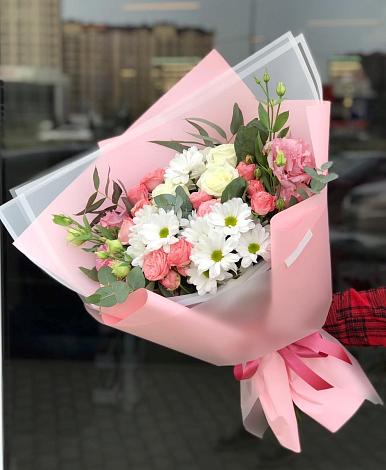 Букет цветов из: Розы, Лизиантусы и Хризантемы в Тайге