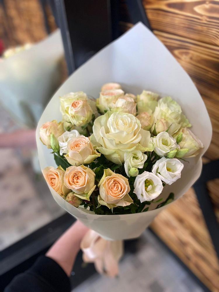 Букет цветов из: Розы и Лизиантусы в Тайге